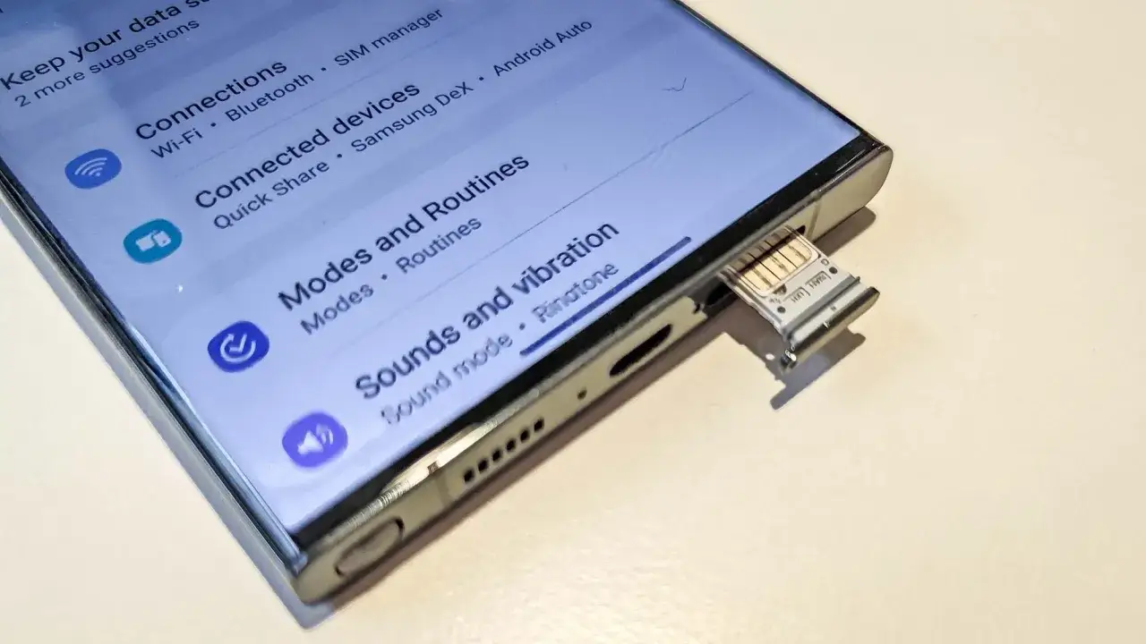 Samsung dubbla simkort-l&aring;dan &auml;r utdragen ur telefonen, redo f&ouml;r ett andra SIM.
