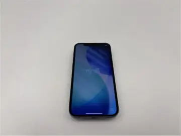 En iPhone med kinesiska tecken på skärmen. För att hitta ditt iPhone serienummer, kolla under inställningar.