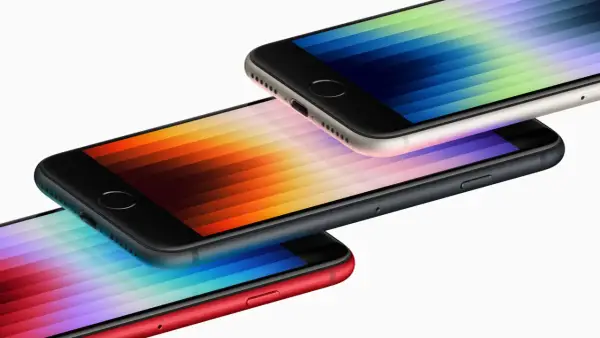 Tre iPhones i olika färger, alla med hemknapp, staplade på varandra.