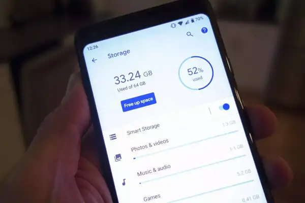 En Samsung-telefon visar lagringsutrymme. För att frigöra plats, avinstallera appar som tar upp mycket utrymme.