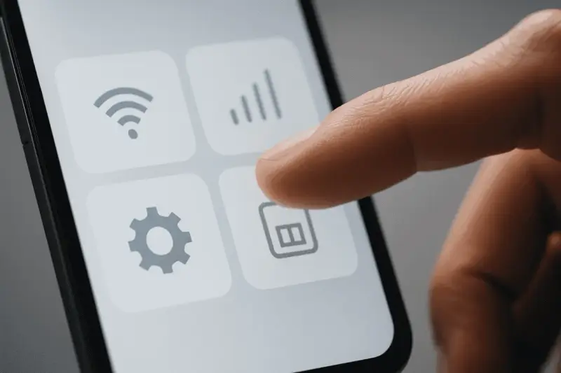 Finger pekar på SIM-kortikonen på en skärm, vilket indikerar inställningar för en dual SIM telefon.